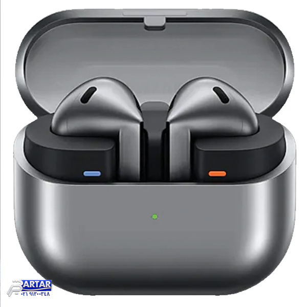 هدفون بلوتوثی سامسونگ مدل Galaxy Buds3 با نویز کنسلینگ فعال (ANC)، نویز کنسلینگ میکروفون (ENC)، درگاه شارژ USB Type-C، با قابلیت اتصال به چند دستگاه، دارای قابلیت صدای 360 درجه، Galaxy AI، میکروفون سه گانه، پشتیبانی از فرمان لمسی، ضد آب و گرد و غبار